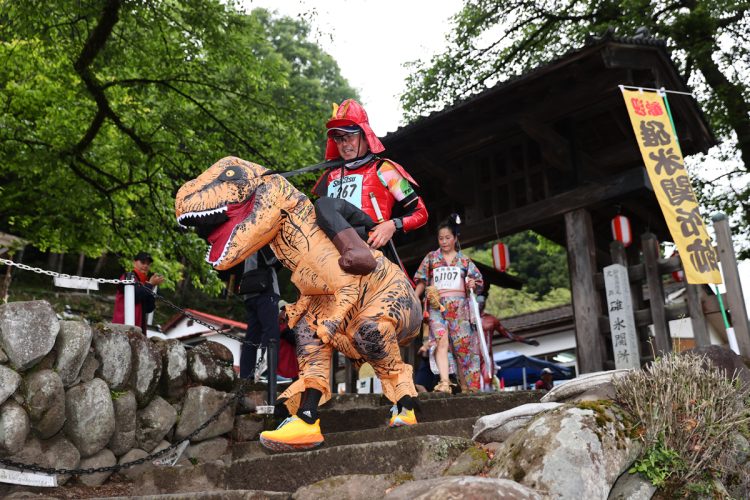 「日本三大仮装マラソン」のひとつ、「安政遠足侍マラソン大会」（写真提供／安政遠足保存会事務局）