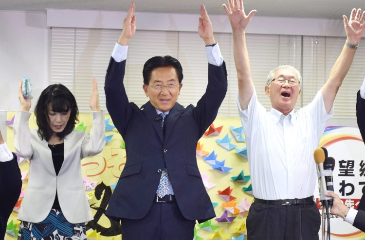 岩手県知事選で5選した達増拓也氏（中央）。2023年9月3日（時事通信フォト）