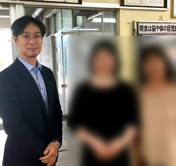 笑顔で写真撮影に応じる北村容疑者。