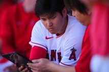 ベンチでタブレットの動画をじっと見つめる。7月2日(現地時間・以下同)の対ダイヤモンドバックス戦