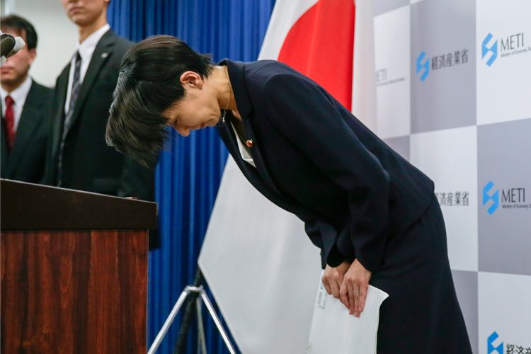 2014年の記者会見で頭を下げる小渕氏（EPA＝時事）