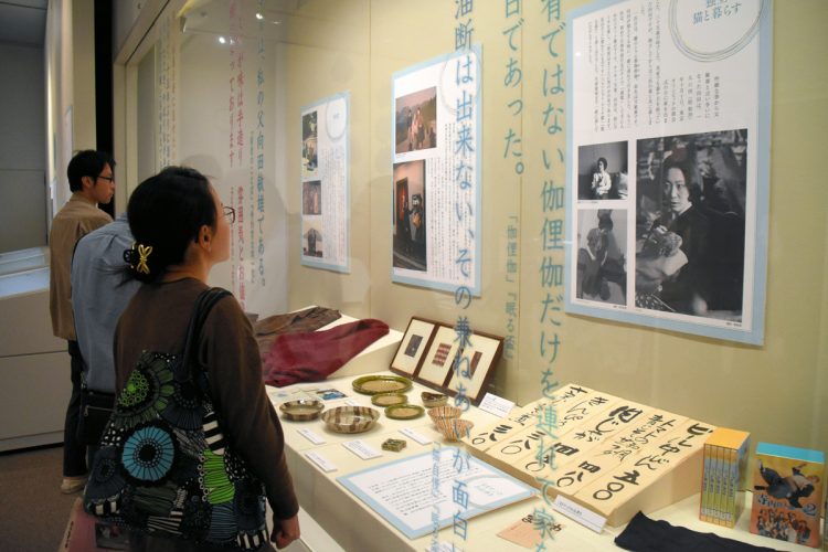 かごしま近代文学館には向田さんのファンが訪れる（時事通信フォト）