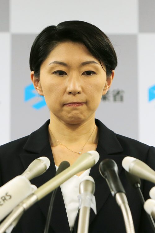 2014年の記者会見での小渕氏（時事通信フォト）