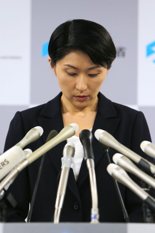 2014年の記者会見での小渕氏（時事通信フォト）