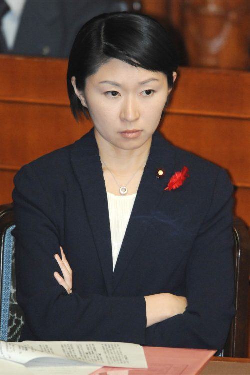 参議院本会議で大臣席に座る小渕氏（2008年、時事通信フォト）