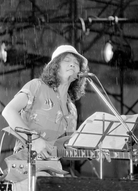 1989年6月に事故死したミュージシャンの木田高介さん（享年31）の追悼コンサートで、吉田拓郎（77才）は『アジアの片隅で』を熱唱
