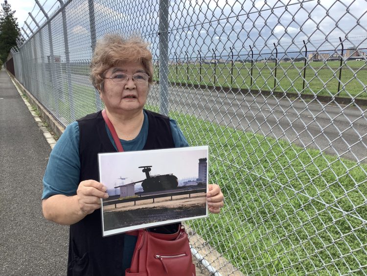 横田基地の前でPFAS問題を訴える高橋さん