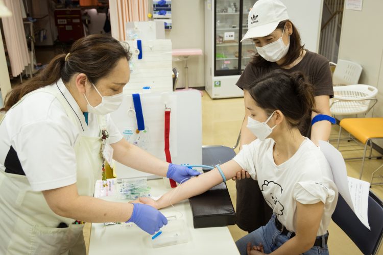 
今年６月、母親に連れられ、立川市の病院で行われた血液検査に参加した女子高校生