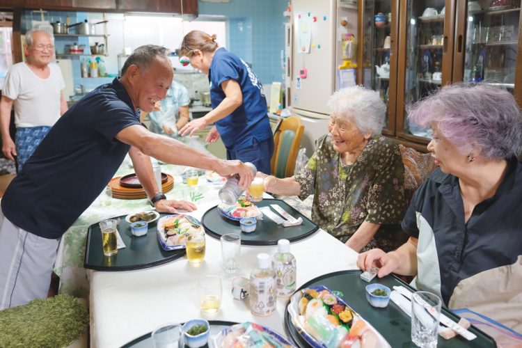 友人たちとの夕食会はビールで乾杯！　大好物はサツマイモ、野菜