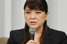 藤島ジュリー景子の100％株主には様々な意見も（時事通信フォト）