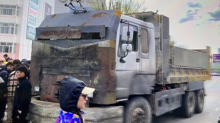 乃木と野崎らが大使館に突っ込んだトラック（モンゴル・ダルハン）