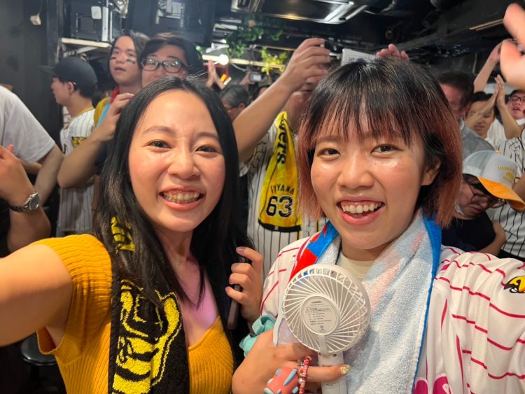 盛り上がるスポーツバー店内