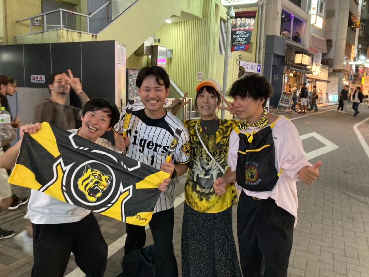 「虎党」4人で応援に