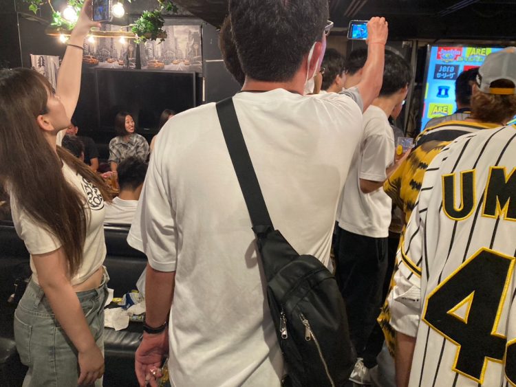 おへそが出ている虎ガールも