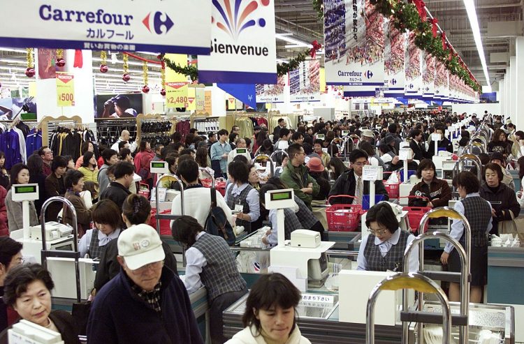 2000年、千葉県幕張のスーパーマーケットでレジに並ぶ客ら。当時は日本ではまだセルフレジが導入されていなかった（AFP＝時事）