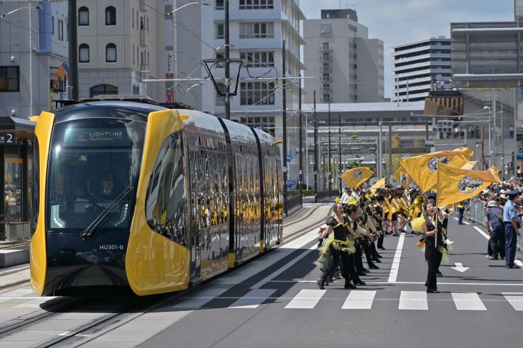 「宇都宮芳賀ライトレール線」の開業を祝賀するパレード。2023年8月26日（時事通信フォト）