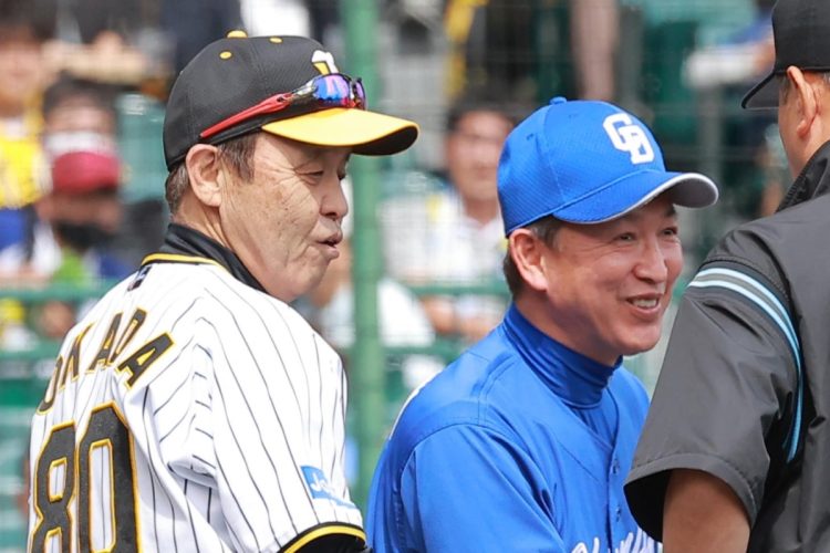 チームの明暗を分けた指揮官のスタンスの違い(阪神・岡田彰布監督=左と中日・立浪和義監督)