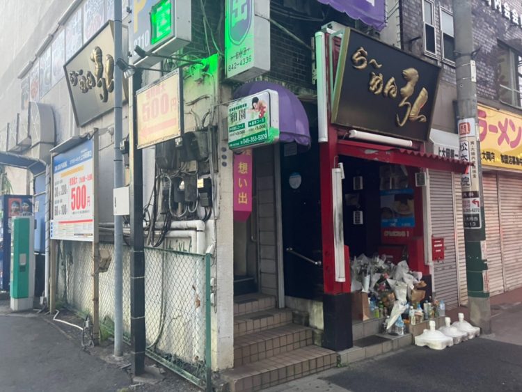 現場となった『ラーメン弘』の外観。入り口付近に監視カメラが