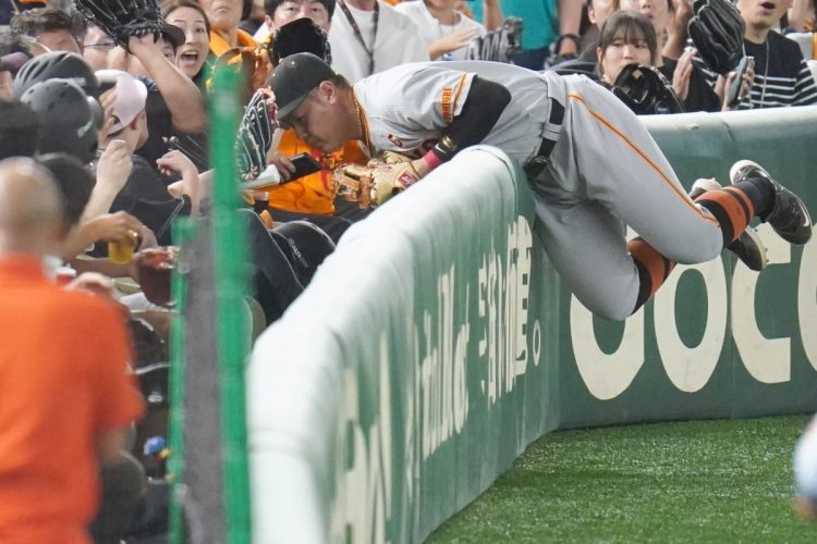 サードで2年連続ゴールデングラブ賞を受賞（邪飛を好捕する巨人・岡本和真）
