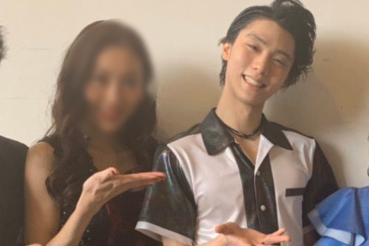 羽生と並んで写真を撮ったA子さん（SNSより）