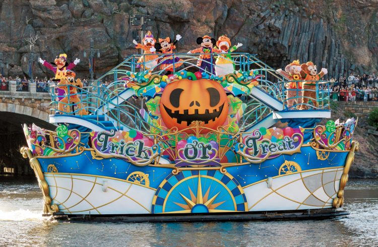 今年の船は、たくさんのキャンディーや巨大なパンプキンをあしらった賑やかなデザイン。オレンジを基調としたミッキーたちの衣装もキュート