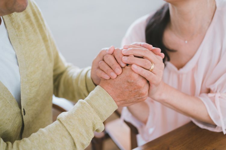 術後、夫婦間のスキンシップに悩む人は少なくない（写真／PIXTA）