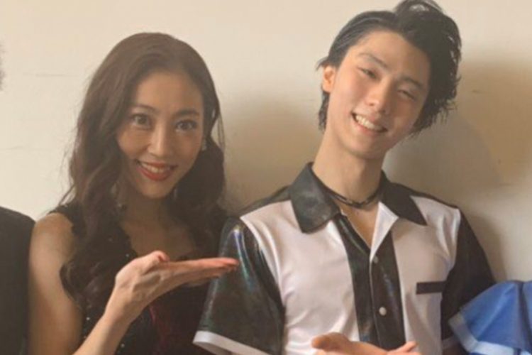 羽生と並んで写真に収まる元妻・末延麻裕子さん（写真はSNSより）