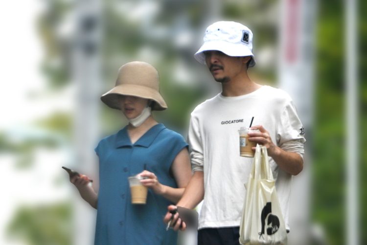 仲良く歩く宮司愛海アナとバイオリニストの常田俊太郎氏