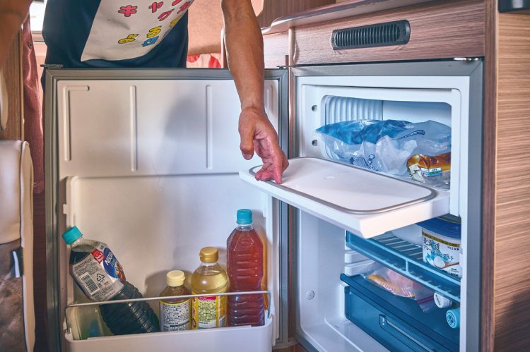 冷蔵庫は製氷もできる。「冷蔵庫やエアコンの電気は走行中に充電できるサブバッテリーですべて賄えます」（功吉さん）