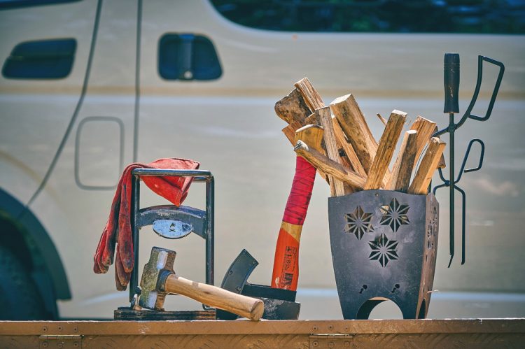 斧、薪割り器、焚き火台は義彦さんお気に入りのこだわりのギア。「焚き火OKの場所にキャンプする時は必ず使います」（義彦さん）