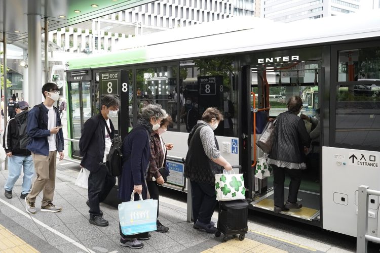 後ろ乗りの路線バス（イメージ、時事通信フォト）