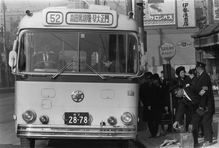 1965年、東京・新宿区、高田馬場駅前のバス停（イメージ、時事通信フォト）