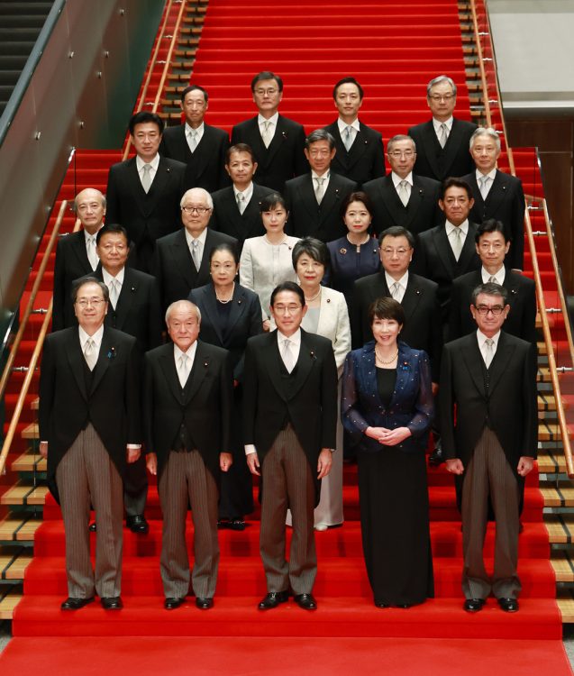 岸田文雄・首相と閣僚たち。大臣には女性を最多タイとなる5人起用（時事通信フォト）