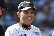 笑顔の岡田彰布監督(時事通信フォト)