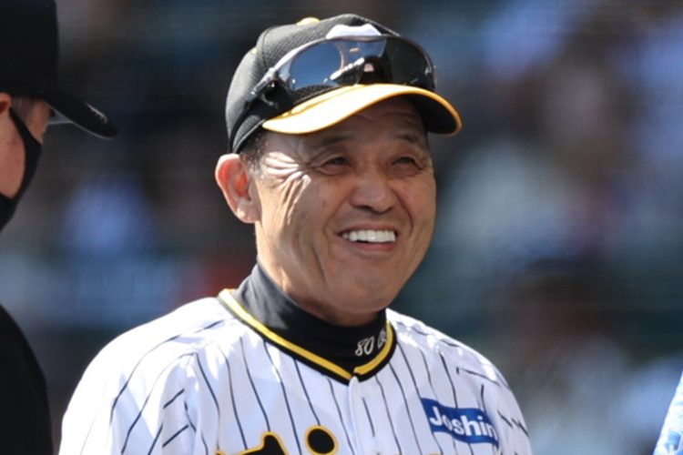 笑顔の岡田彰布監督（時事通信フォト）