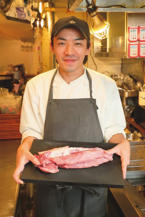 実家の養豚場と協力してよりよい豚肉を追求している店主の青木啓太さん。将来の夢は「海外進出」と語る