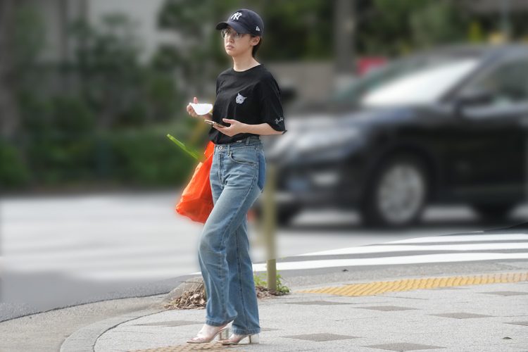 猫のイラストつきTシャツをデニムに合わせる宮司アナ