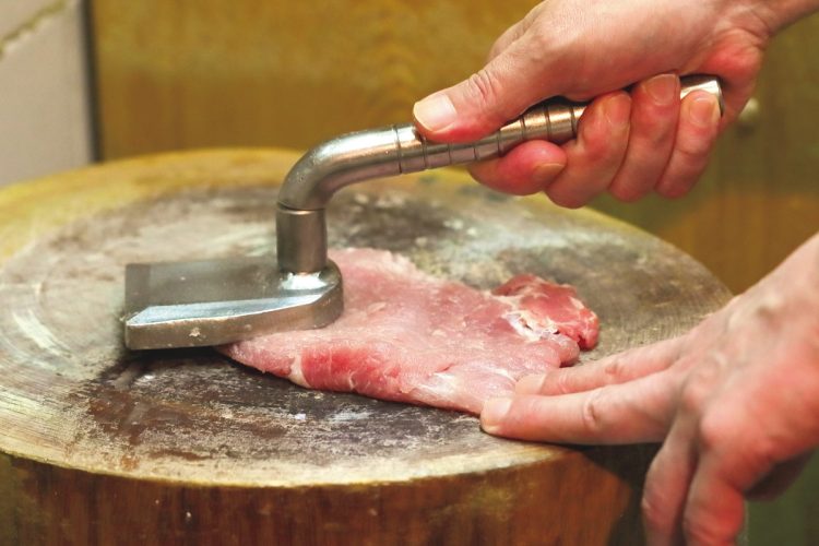パン粉をつける前に、まずは肉を叩く。こうすることで、肉の繊維がほぐれ、火が通りやすくなるという