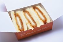 とんかつ専門店チェーンの極上テイクアウトを食べ比べ(写真はとんかつ新宿さぼてん「チーズミルフィーユかつサンド」)