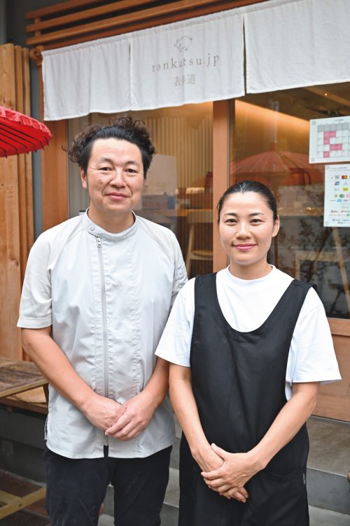 オーナー夫妻の眞杉大介さん・由美さん。建築士でもある由美さんが店を設計