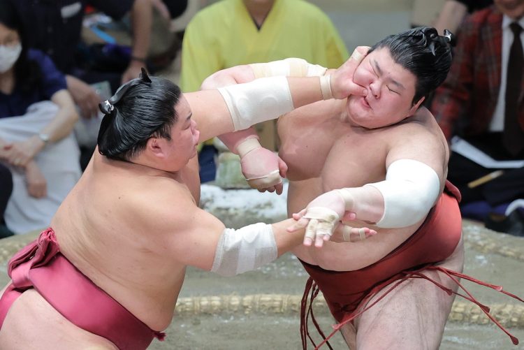 最後の最後まで土俵から目が離せない展開に（大栄翔＝左、熱海富士＝右。時事通信フォト）