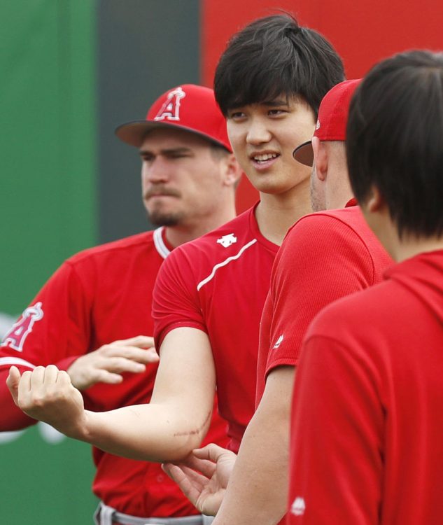 手術跡をチームメイトに見せる2019年の大谷翔平(写真/共同通信社)