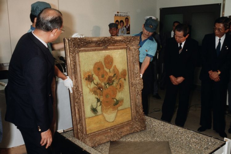 1987年、安田火災（現・損保ジャパン）に53億円（当時の為替換算）で購入され、日本に到着したゴッホ作「ひまわり」。生前のゴッホは絵がまったく売れない貧乏画家だった（時事通信フォト）
