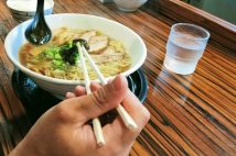 ラーメン店の作法はどうしてこんなに厳しいのか? 「注文の仕方がわからない」「まずはスープから」挙げ句に同僚からは「わかってないな」