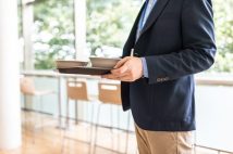 職場の昼休みは「一人で過ごしたい」が多数派に 同僚と一緒に過ごすのは苦痛なのか、それぞれの本音