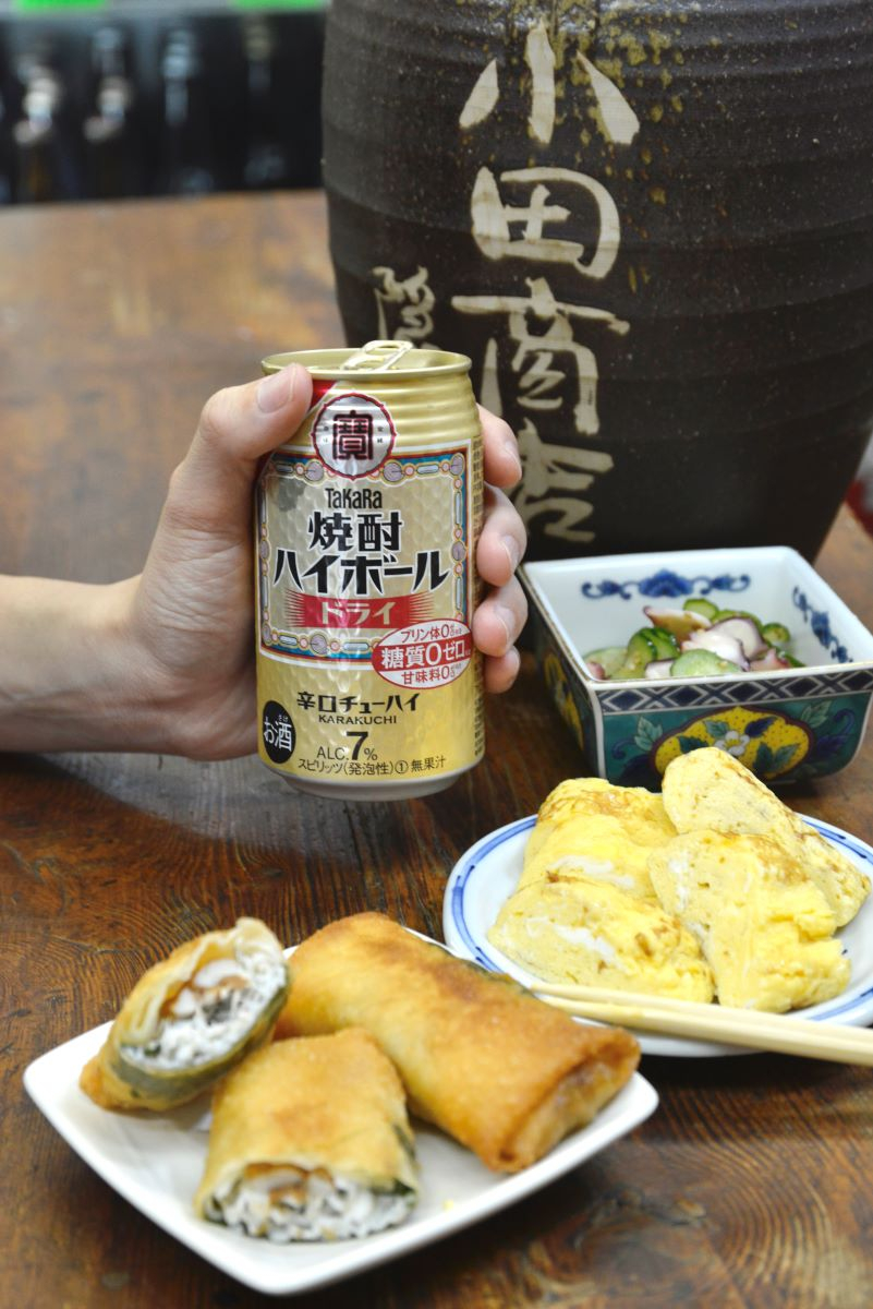 代里子さん特製の料理には、辛口の焼酎ハイボールがよく合う