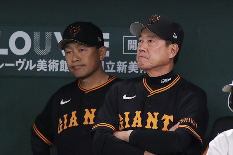 川相昌弘氏（左）が巨人の監督となった場合、チームをどう再建するのか（時事通信フォト）