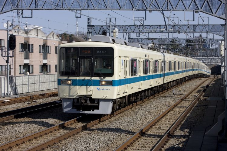 小田急線8000形車両。通勤電車の主力として活躍してきた（時事通信フォト）