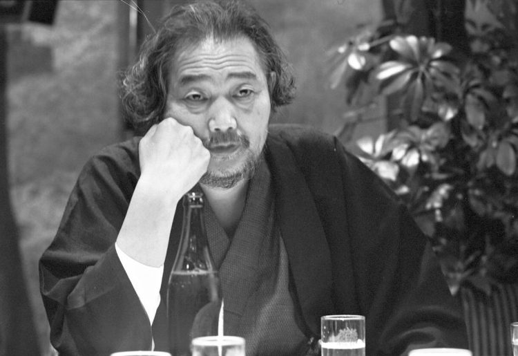 東京駅の寿司屋で筆者をにらみつける