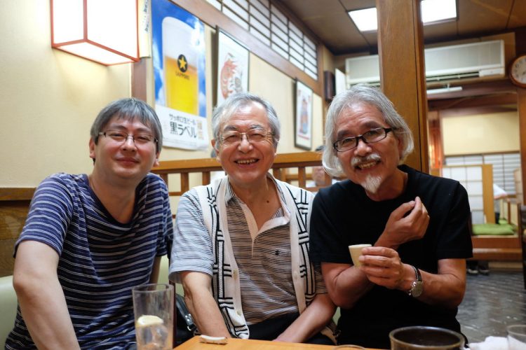 筆者（右）と郷田真隆（左）に挟まれて笑顔を浮かべる中原
